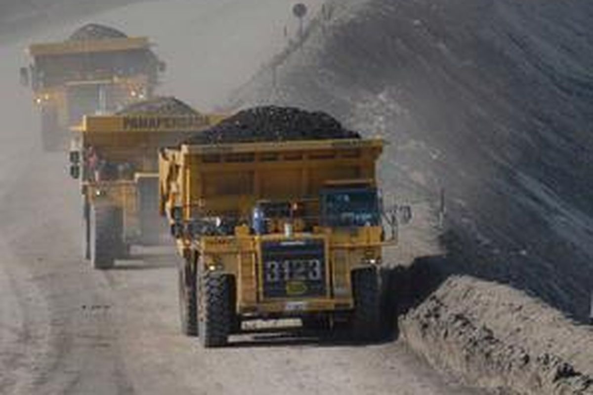 ILUSTRASI: Alat berat sedang mengangkut batu bara dari salah satu tambang batu bara di Pulau Kalimantan.