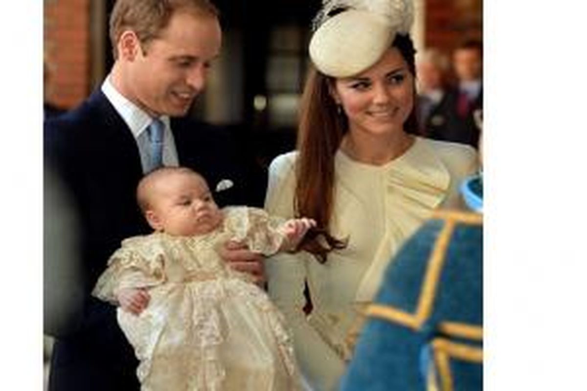 Kate dan George terlihat serasi saat upacara baptis George di Istana St James,London