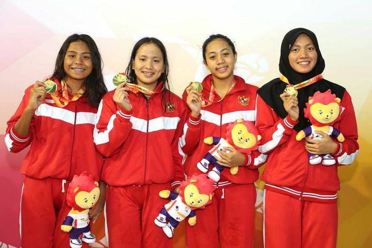 Azzahra Permatahani (kiri) bersama trim estafet 4x200 meter gaya bebas