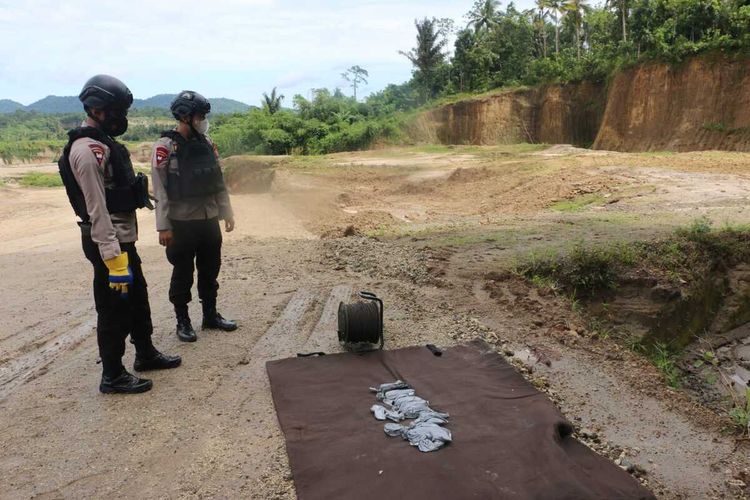 Satuan Brimob Polda Banten melakukan pemusnahan bahan peledak yang ditemukan dari lokasi ledakan di Kampung Cisaat, Des Tangkilsari, Kecamatan Cimanggu, Kabupaten Pandeglang.