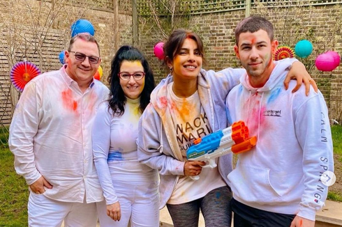 Masih Pandemi, Priyanka Chopra Nikmati Perayaan Holi di Rumah