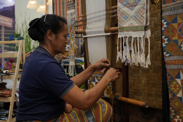 Penenun dengan pewarna alami asal Nusa Tenggara Timur, Maria Sanam