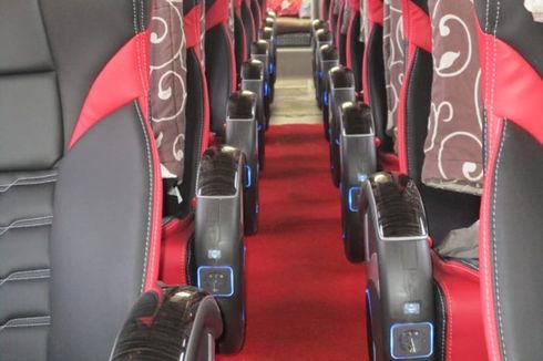 Fasilitas Colokan Listrik di Bus