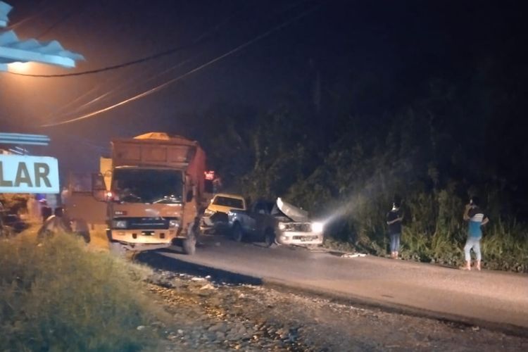 Kondisi kecelakaan beruntun yang terjadi di jalan lintas Baturaja -Muara Enim Desa Tanjung Buhuk kecamatan Lawang kidul Kabupaten Muara Enim, Sumatera Selatan, yang menyebabkan satu pengendara motor tewas terlindas pada Senin (22/5/2023) malam.