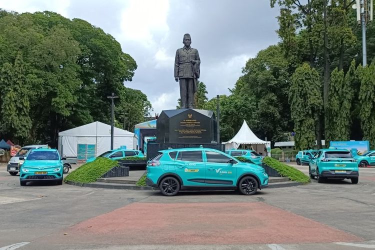 Taksi EV Xanh SM di depan Plaza Tenggara GBK. 