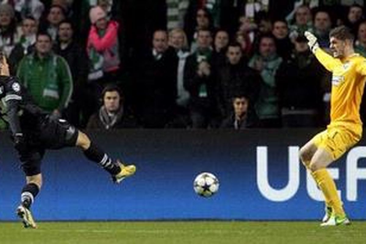 Penyerang Juventus, Alessandro Matri (kiri), menaklukkan kiper Celtic FC, Fraser Forster (kanan) pada laga di Stadion Celtic Park, Glasgow, Selasa (12/2/2013).