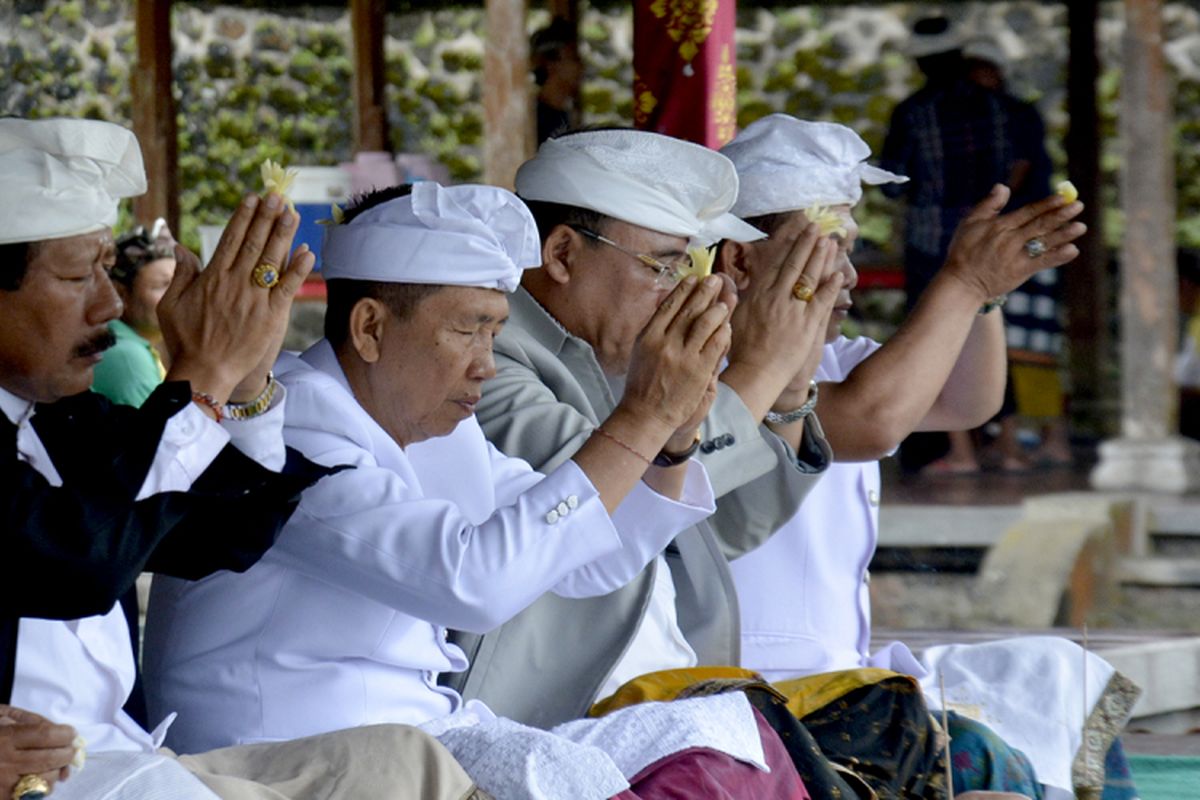 Gubernur Bali I Made Mangku Pastika (baju putih - tengah) saat menjalani ritual Tawur Kesanga di Pura Besakih