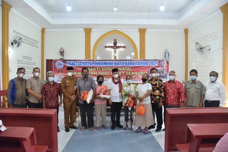 Kegiatan bakti sosial Pemkab Batu Bara di Gereja Katolik Santo Albertus Indrapura di Kecamatan Air Putih, Batu Bara, Sumatera Utara.