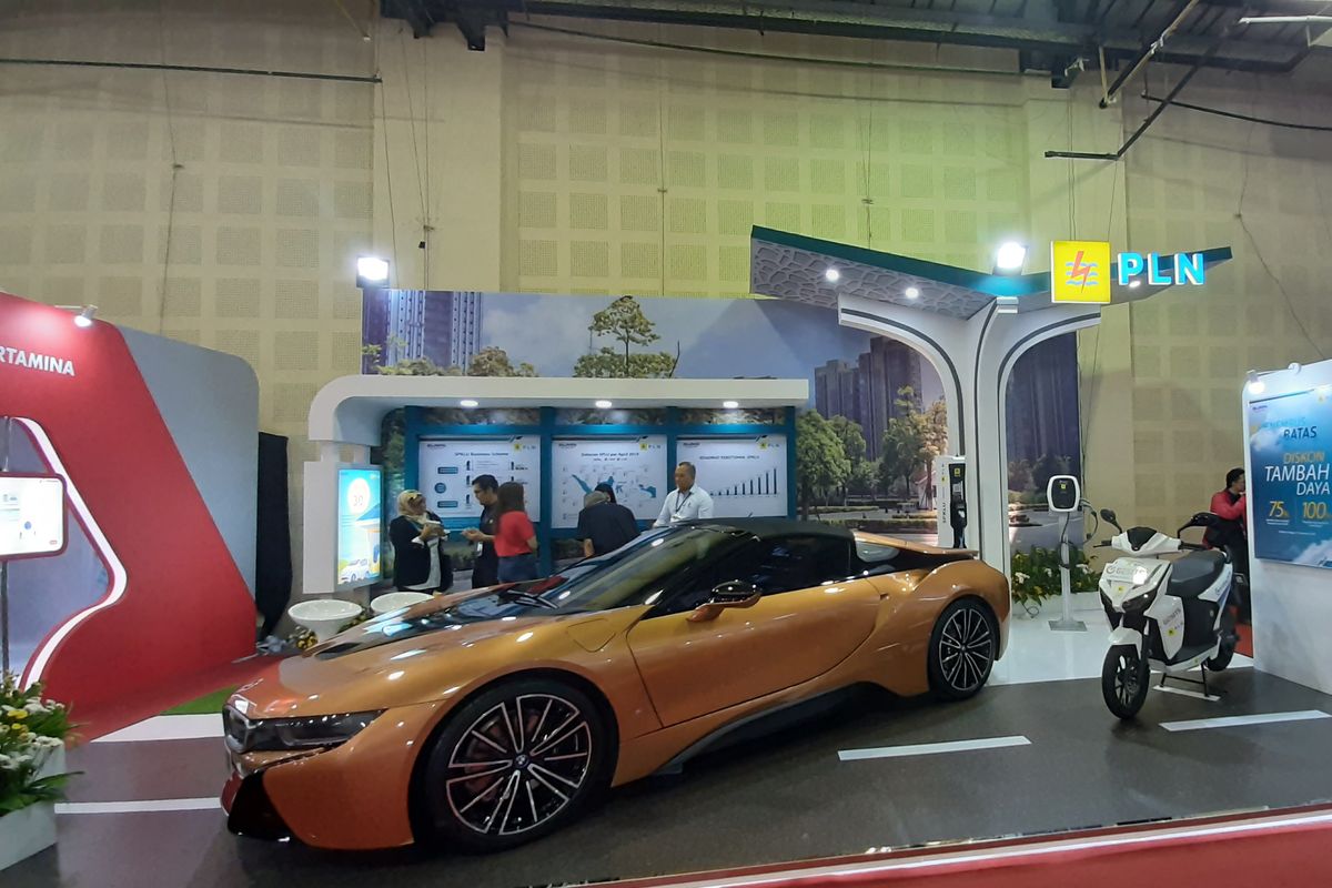 Booth PLN dalam pameran Indonesia Electric Motor Show (IEMS) 2019.