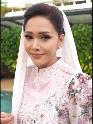 Maia Estianty tampil anggun di pengajian 7 bulanan Alyssa dan Al Ghazali. Busana floral pastel, riasan natural, dan gaya simpel jadi sorotan.
