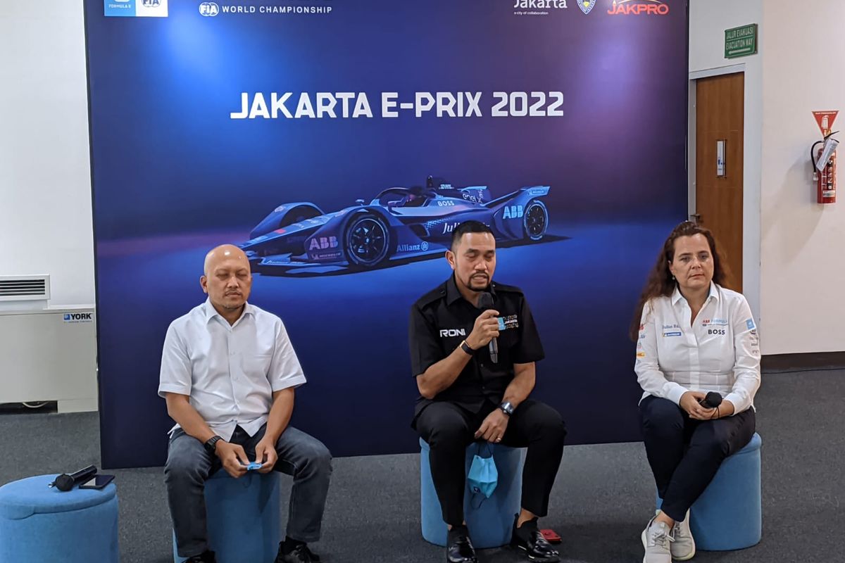 Managing Director Formula E Jakarta Gunung Kartiko (kiri pertama) saat konferensi pers perkembangan penyelenggaraan Formula E di Jakarta Internasional Velodrome, Jakarta Timur, Rabu (27/4/2022).