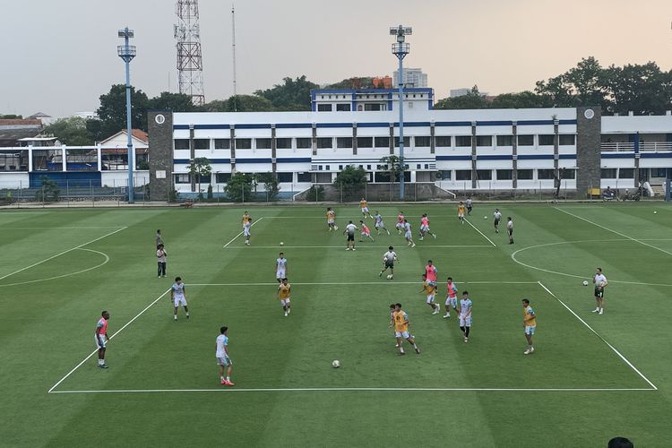 Latihan perdana pramusim Persib Bandung menatap Liga 1 2023-2024, Senin (5/6/2023) sore di Stadion Persib, Sidolig, Bandung. 