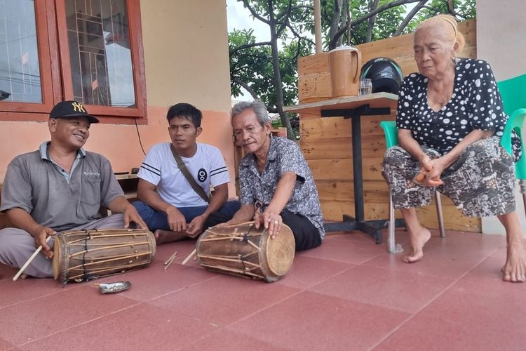 Pelatihan Gonrang Sidua dua berlangsung di Sanggar Rayantara, untuk mengajarkan kembali alat musik tradisional simalungun yang sudah hampir punah. 