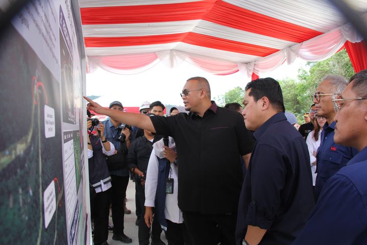 Erick Thohir didampingi Andre Rosiade tinjau pembangunan tol Padang,-Sicincim, Rabu (6/3/2024)