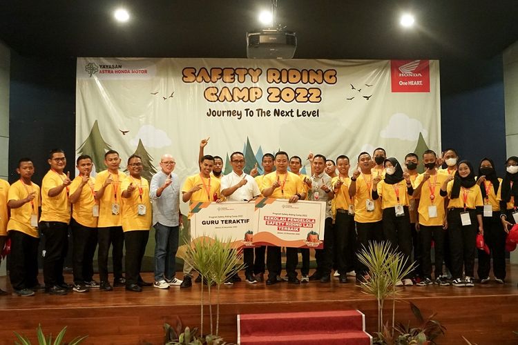 Yayasan Astra Honda Motor (Yayasan AHM) mengajak 45 duta safety riding dari lima sekolah binaan setingkat Sekolah Menengah Atas (SMA) untuk mengikuti Safety Riding Camp (SR Camp).