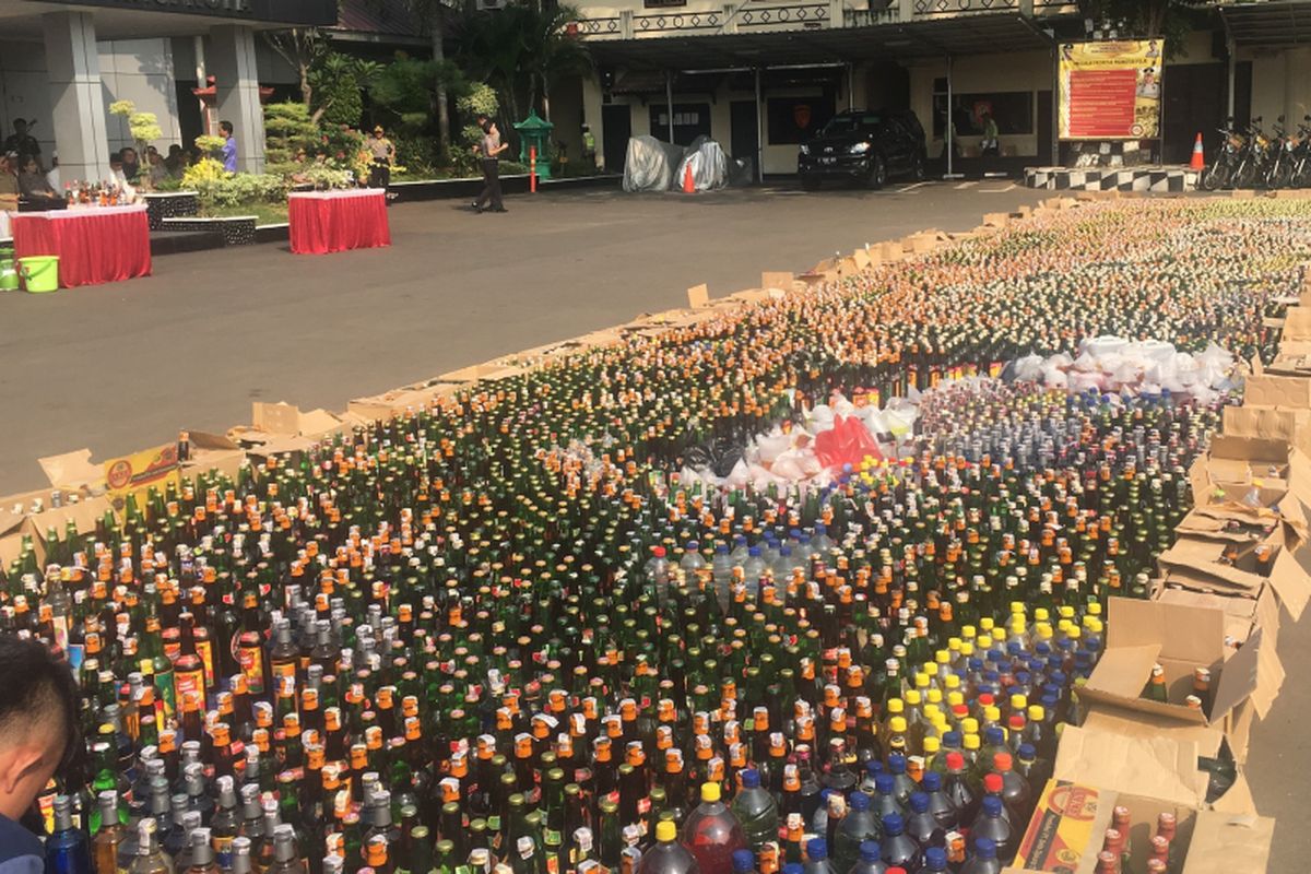 Polres Metro Bekasi Kota lakukan pemusnahan narkotika golongan 1 jenis ganja dan ekstasi serta minuman keras (miras) di halaman Polres Metro Bekasi Kota, Selasa (23/5/2017). 