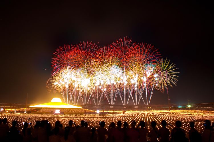 Ilustrasi kembang api saat perayaan tahun baru.