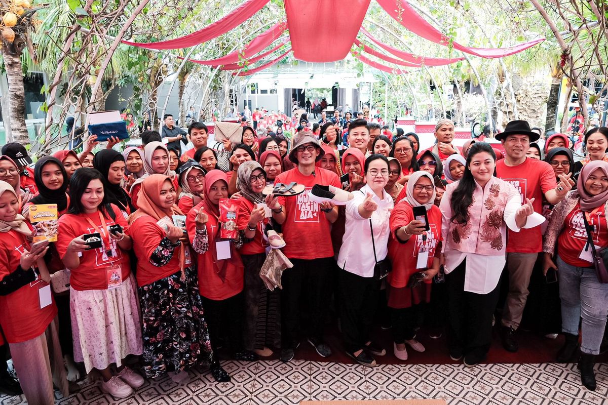 Menparekraf Sandiaga Uno, Bupati Wonogiri Joko Sutopo, Pinka Haprani (Putri Ketua DPR RI Puan Maharani) dan Wakil Ketua Komisi X DPR RI Agustina Wilujeng Pramestuti berfoto bersama untuk menyatukan tekad membawa produk UMKM dan ekonomi kreatif asal Wonogiri bisa go nasional dan internasional pada acara Temu Komunitas Kreatif Wonogiri di Omah Rayap, Desa Gemantar, Kecamatan Selogiri, Kabupaten Wonogiri, Jawa Tengah, Jumat (6/10/2023).
