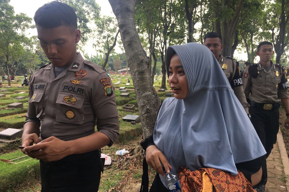 Denanda, adik dari almarhum Briptu Taufan Tsunami usai upacara pemakaman di TPU Pondok Ranggon Jakarta Timur, Kamis (25/5/2017). 