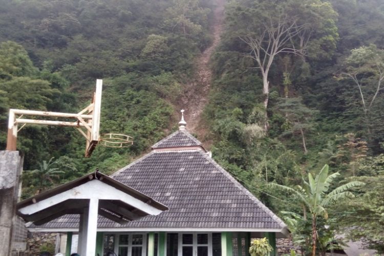 Bekas longsoran terlihat jelas di bukit Gunung Kelir di belakang Sekolah Menengah Pertama Negeri (SMPN) 3 Banyubiru, yang terletak di Desa Wirogomo, Banyubiru, Kabupaten Semarang.