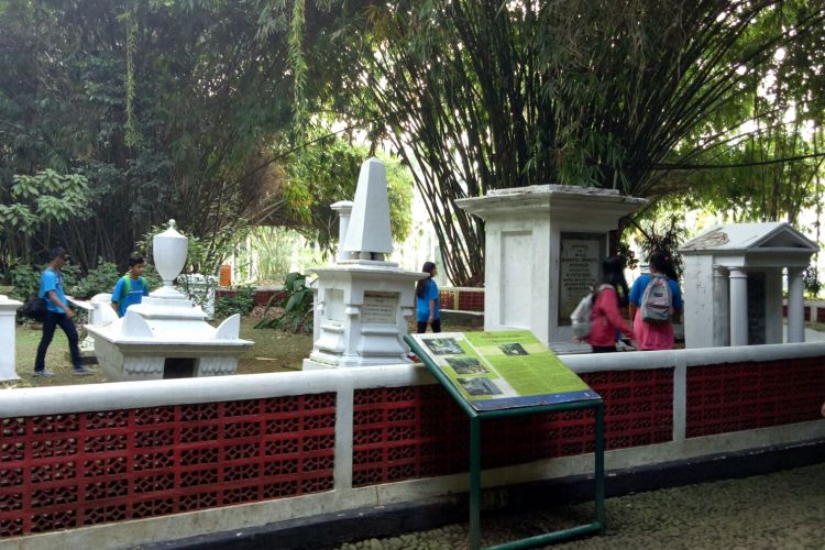 Makam peninggalan Belanda di Kebun Raya Bogor ramai dikunjungi, tak hanya oleh keluarga almarhum, tetapi juga wisatwan anak-anak yang sedang mempelajari sejarah Hindia Belanda, Selasa (23/5/2017). 