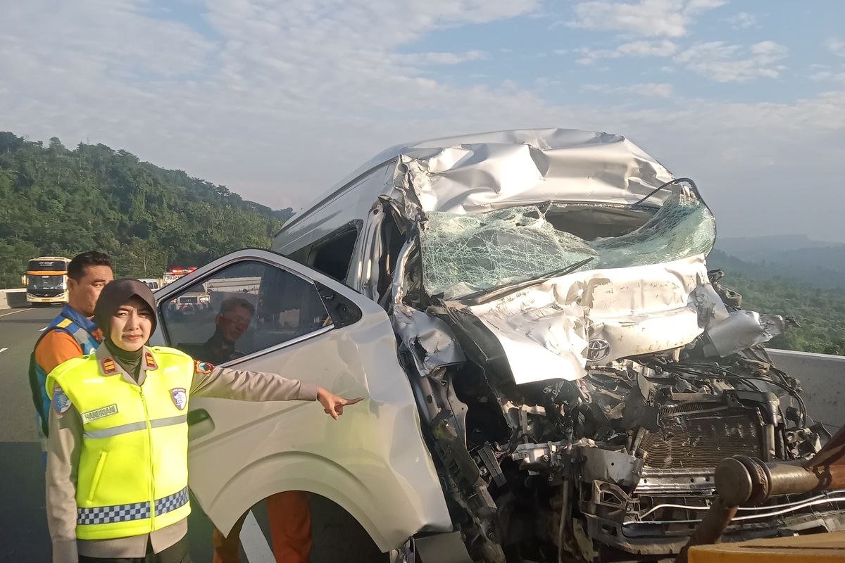 Toyota Hiace mengalami kerusakan parah setelah menabrak truk crane di Jalan Tol Semarang-Solo