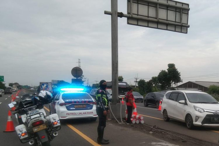 Urai Kepadatan Lalu Lintas, Atas Diskresi Kepolisian Jasa Marga Berlakukan Contraflow Km 57 Jalan Tol Jakarta-Cikampek arah Jakarta