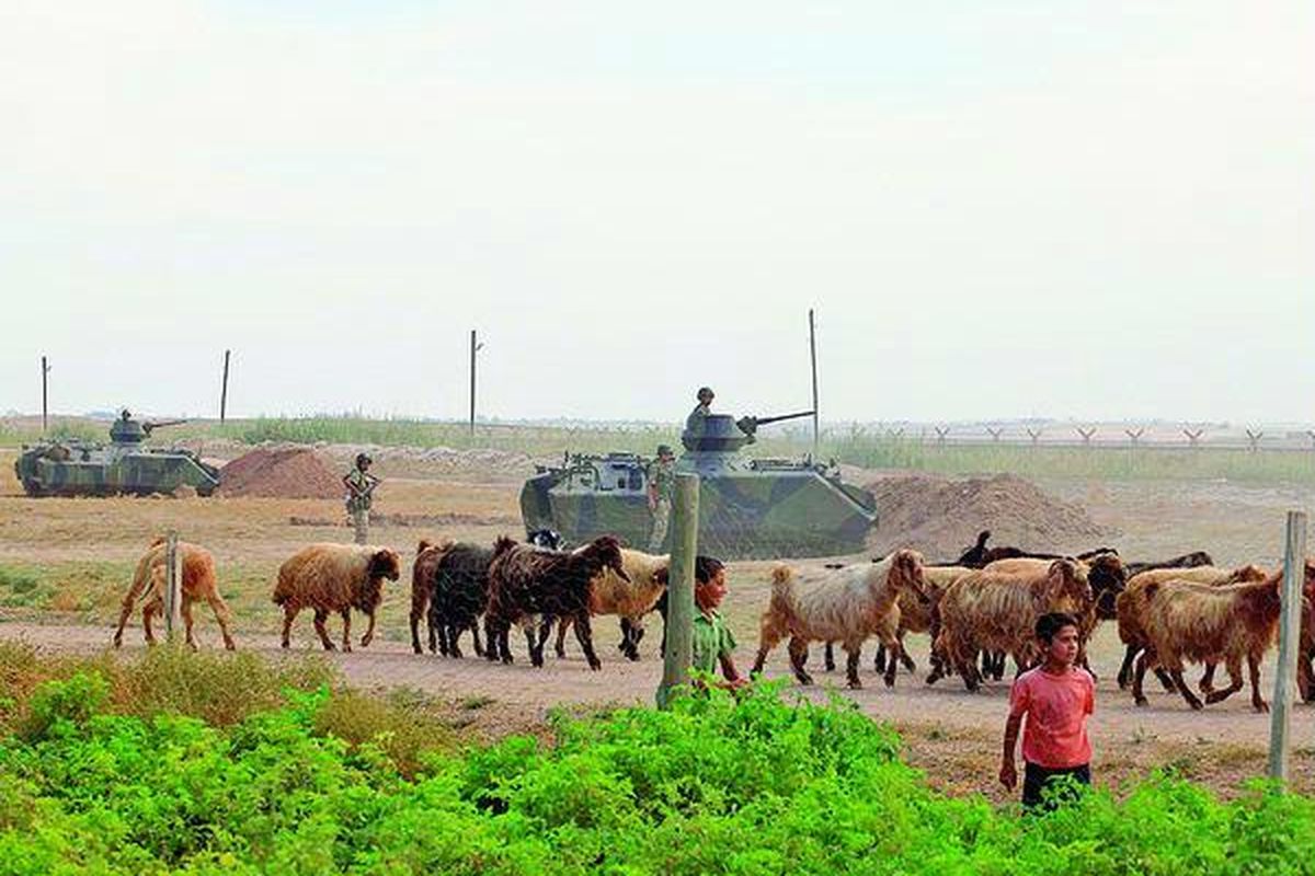 Dua anak-anak, di antara kambing dan di belakangnya dua tank serta tentara Turki, berada di dekat perbatasan Turki dan Suriah, kota Tel Abyad, yang dikuasai kelompok pemberontak Suriah. Tentara Turki membalas tembakan mortir yang kembali dilancarkan tentara Suriah dan menghantam wilayah Turki. Pasukan artileri Turki terlibat dalam tembak-menembak dengan pasukan Suriah setelah tembakan dari Suriah menewaskan lima warga Turki beberapa hari lalu.
