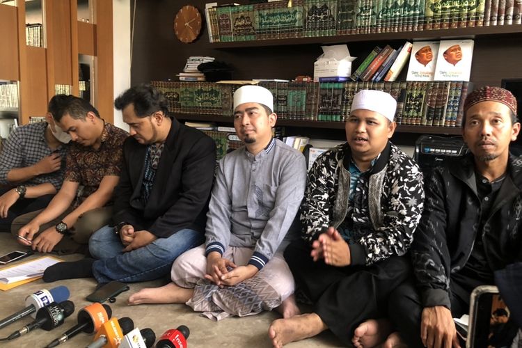 Ustaz Solmed dan pihak penyelenggara acara pengajian Cisewu saling bertemu di kawasan Kebon Jeruk, Jakarta Barat, Senin (11/10/2021). 