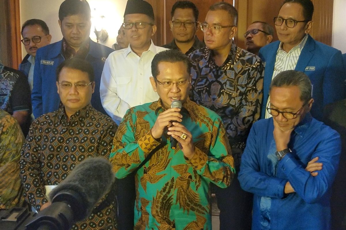 Ketua MPR Bambang Soesatyo saat memberikan keterangan seusai bertemu Dewan Pimpinan Pusat (DPP) Partai Amanat Nasional (PAN) di Jalan Daksa I, Jakarta Selatan, Selasa (12/11/2019).