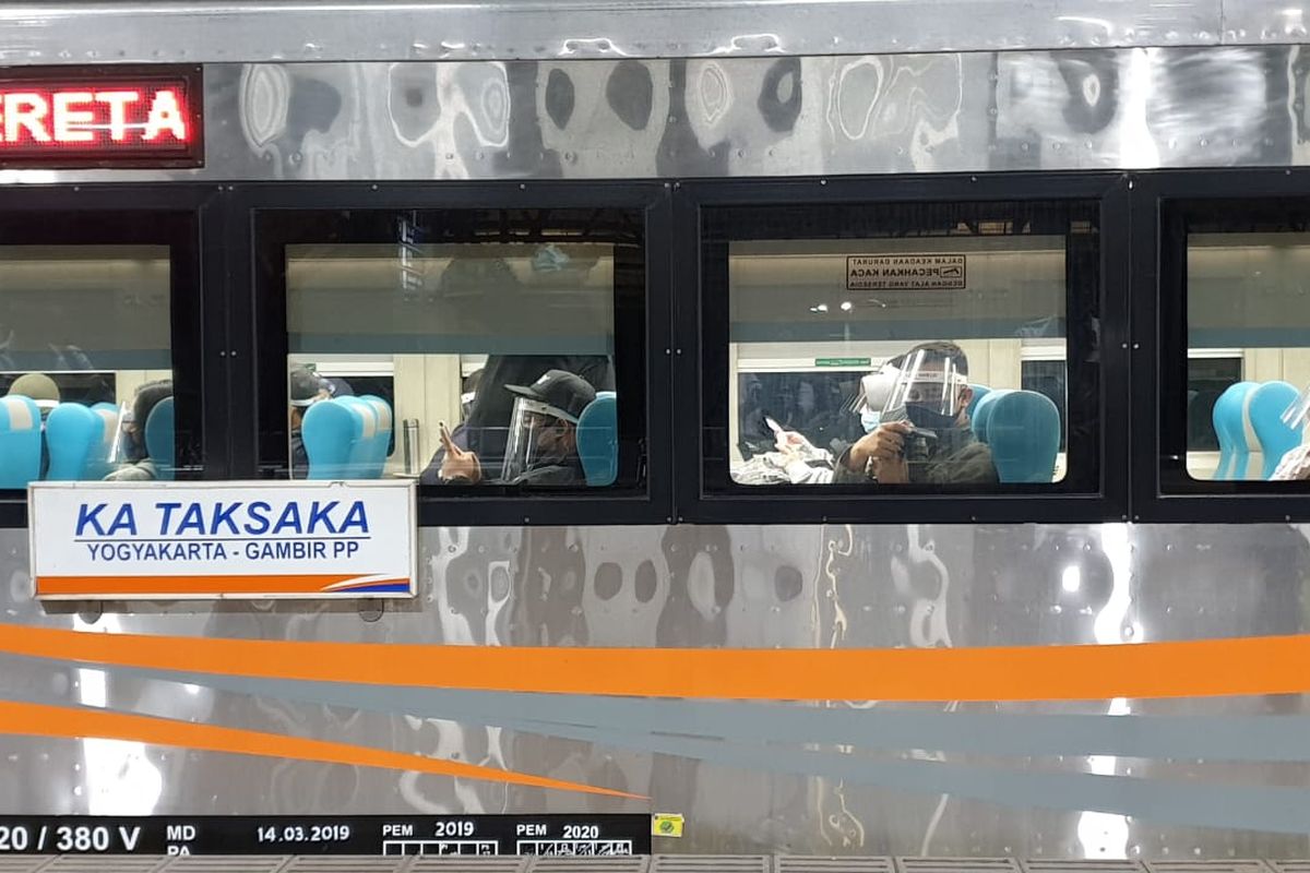 Penumpang kereta Taksaka tujuan Yogyakarta. KA Taksaka merupakan KA eksekutif yang masuk dalam program Promo Merdeka KAI untuk memperingati HUT RI ke-77, yang mana untuk rute tujuan Jakarta-Yogyakarta PP harga tiket kereta eksekutif hanya Rp 170.000 per tiket, melalui pembelian di KAI Access mulai 7 Agustus 2022. 