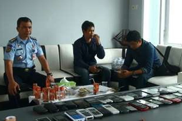 Kepala Rumah Tahanan (Rutan) Klas 1 Makassar, Surianto memperlihatkan barang-barang sitaan berupa ratusan handpone dan laptop, alat transaksi perbankan serta narkoba.