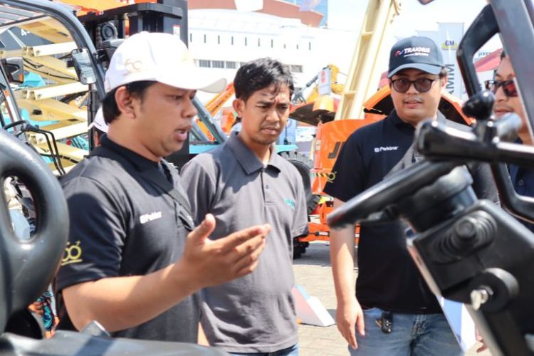 Product Specialist menjelaskan fitur unit Toyota Forklift. 