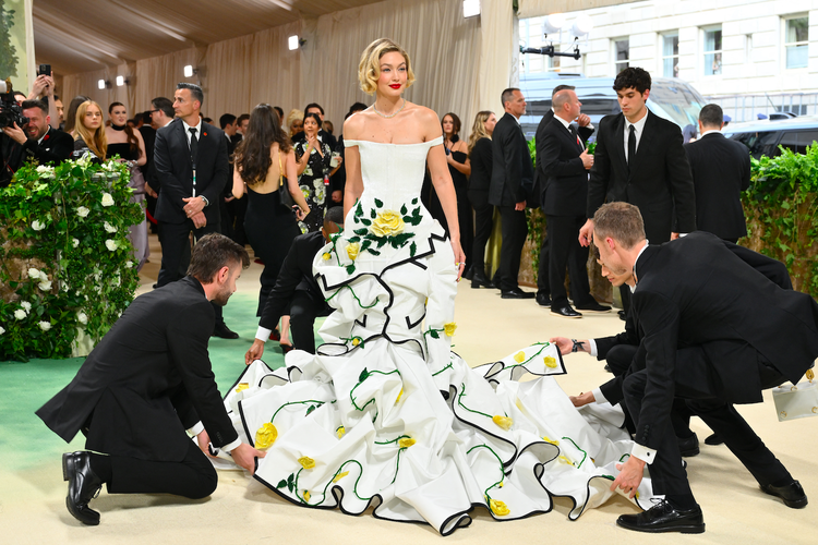 Gigi Hadid dalam Met Gala 2024 mengenakan gaun kurset putih rancangan Thom Browne yang dikerjakan selama 13.500 jam oleh 70 pekerja.  
