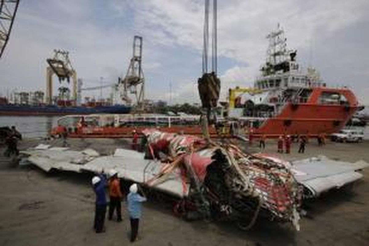 Bangkai pesawat AirAsia QZ8501 yang berhasil diangkat dalam operasi lanjutan oleh tim SAR gabungan diturunkan dari kapal Crest Onyx di Pelabuhan Tanjung Priok, Jakarta, Senin (2/3/2015).