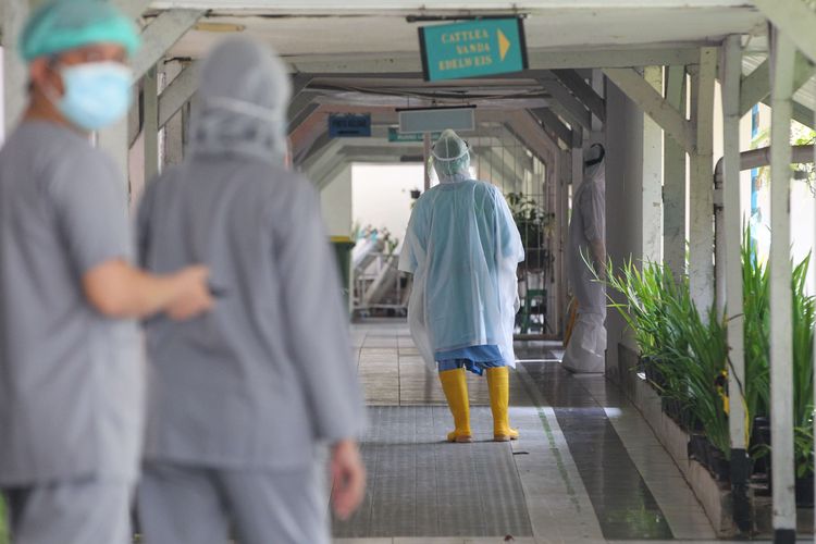 Perawatan di ruang isolasi pasien Covid-19 di RSUD Kota Bogor, Kamis (23/4/2020). Rumah Sakit Umum Daerah (RSUD) Kota Bogor membatasi layanan kesehatan setelah 51 tenaga medisnya terindikasi reaktif Covid-19. Layanan yang tetap beroperasi adalah unit kegawatdaruratan, cuci darah, kanker, dan layanan penyakit kronis.