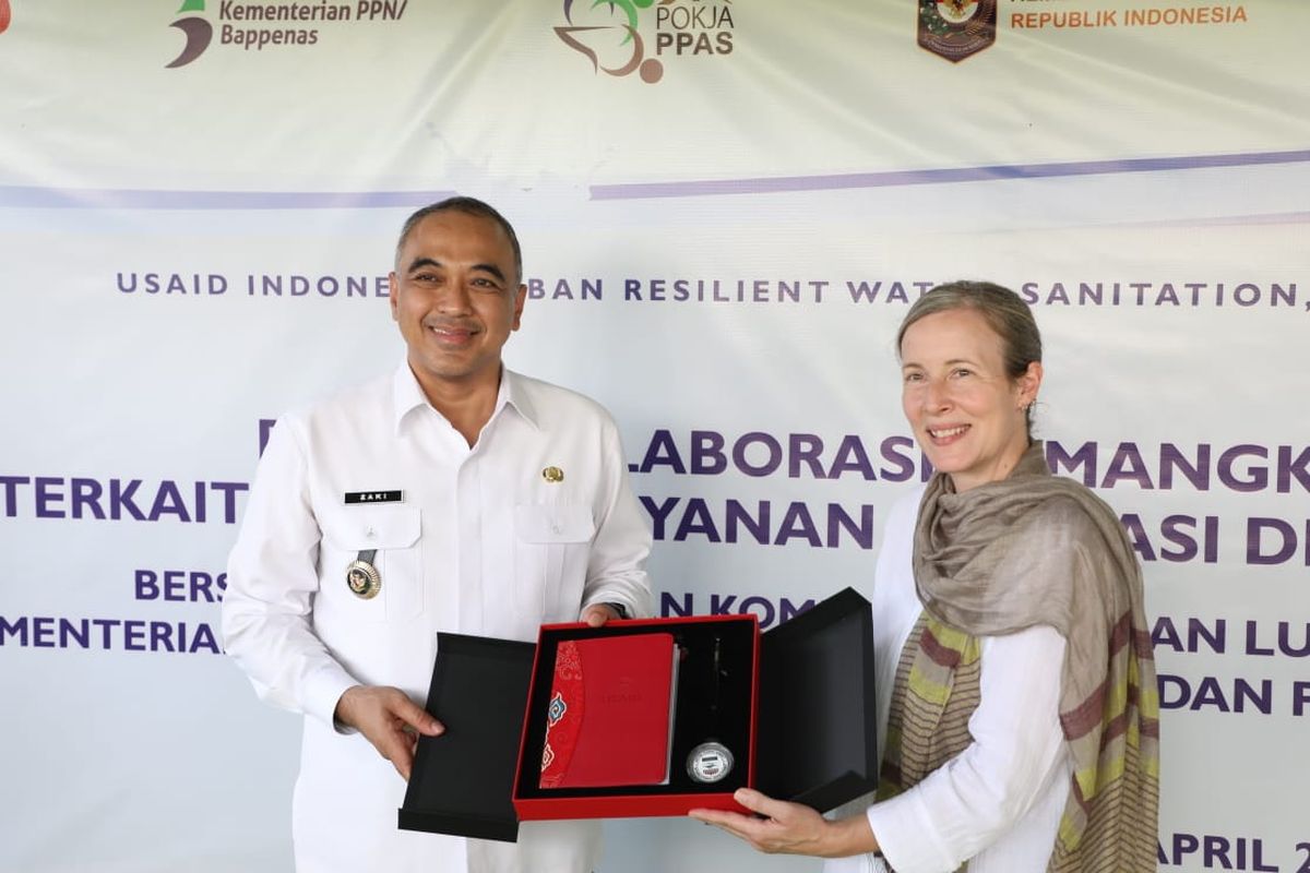 Bupati Tangerang A. Zaki Iskandar (kiri) mendampingi  Joan Condon, Senior Professional Staff, United States Senate Committee on Foreign Relations (kanan) dalam kunjungan delegasi Amerika Serikat di Desa Kayu Bongkok Kecamatan Sepatan Kab. Tangerang, Rabu (5/4/2023).
