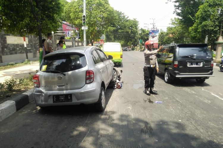 Jajaran kepolisian terlihat mengatur arus lalu lintas, usai kecelakaan beruntun pada Minggu (26/1/2020).