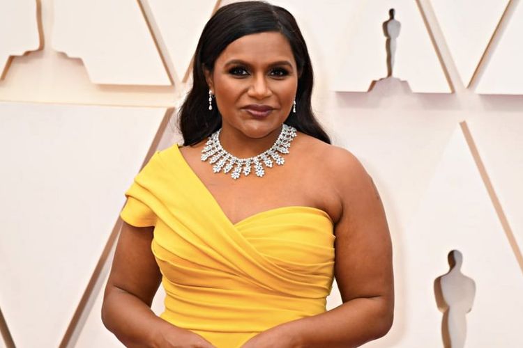 Mindy Kaling memakai kalung besar sebagai fashion statemntnya di red carpet Oscar 2020.