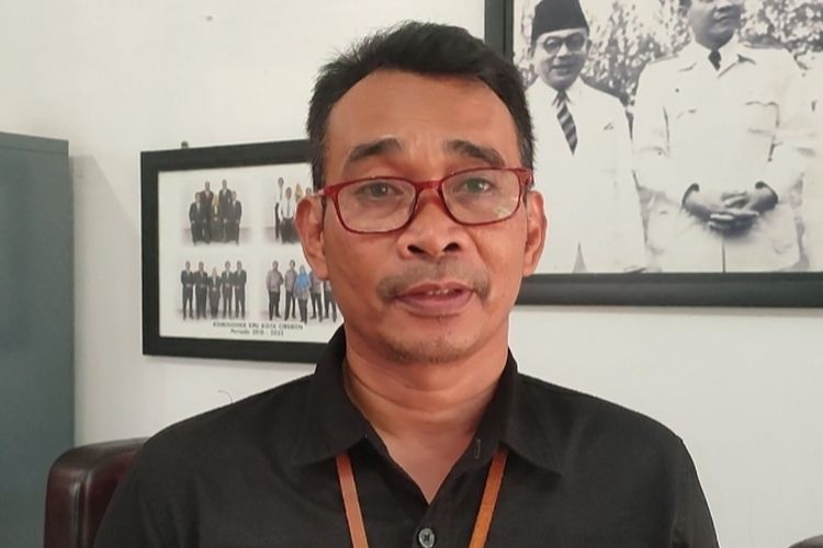 Ketua KPU Kota Cirebon Mardeko memberikan keterangan hasil pleno Pemungutan Suara Ulang (PSU) di lima TPS di dua Kecamatan Kota Cirebon, di ruang kerjanya, Selasa (20/2/2024) siang.