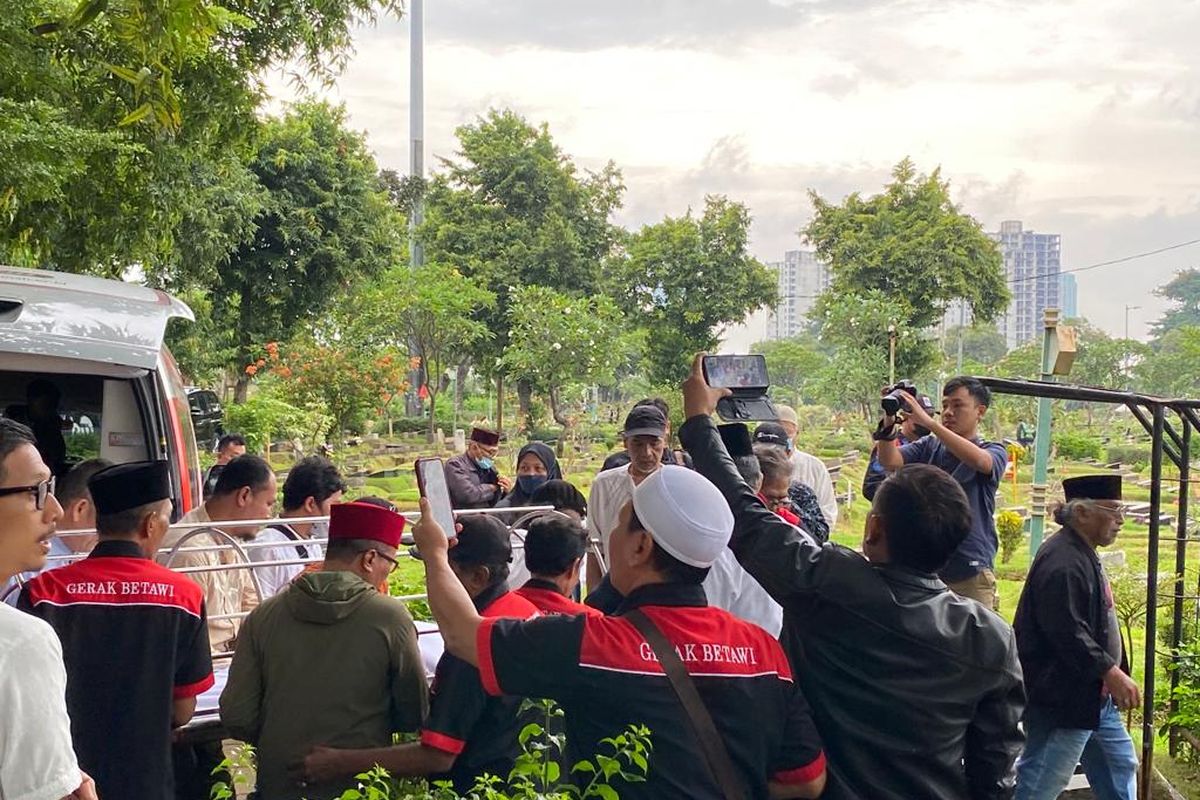 Jenazah Budayawan Betawi, Ridwan Saidi disemayamkan di TPU Karet Bivak, Tanah Abang, Jakarta Pusat pada Minggu (25/12/2022).  