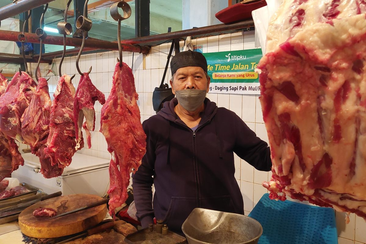 Sejumlah pedagang daging sapi di Pasar Slipi, Jakarta Barat, kembali beroperasi pada Jumat (4/3/2022). 