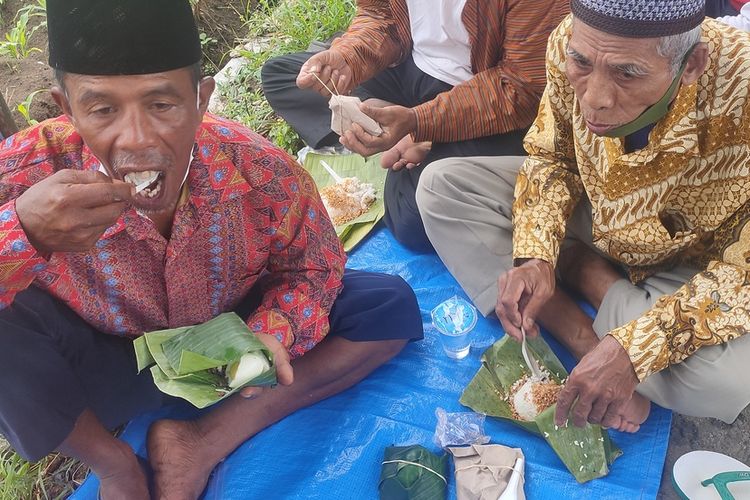 Petani pemilik lahan dan penggarap sawah menggelar upacara wiwitan sebagai tanda dimulainya panen pada Rabu (02/03/2022). Upacara dan syukuran wiwitan berlangsung di areal persawahan pedukuhan Dobangsan, Kalurahan Giripeni, Kapanewon Wates, Kabupaten Kulon Progo, Daerah Istimewa Yogyakarta.