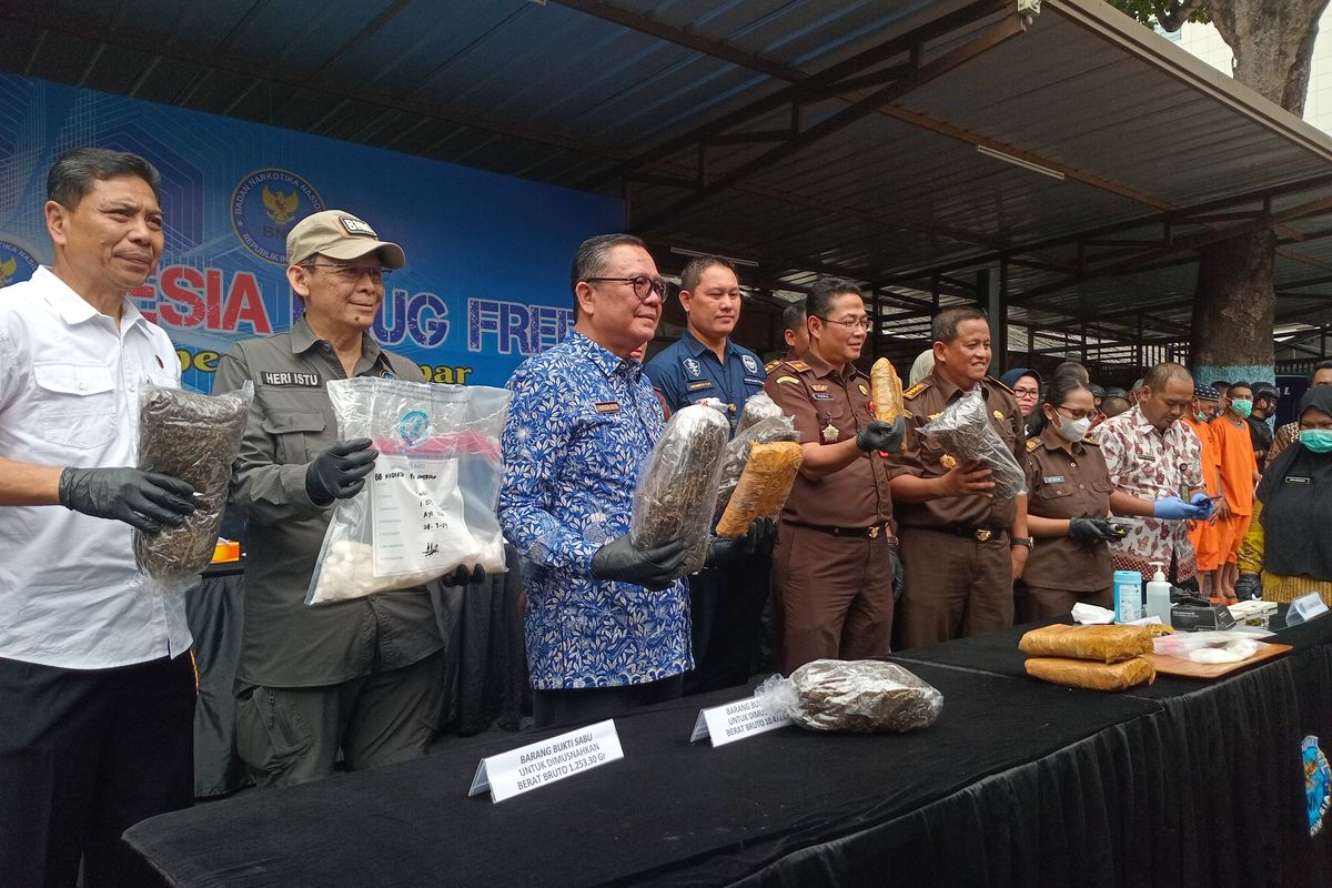 Badan Narkotika Nasional Republik Indonesia (BNN RI) menunjukkan sejumlah barang bukti narkotika yang akan dimusnahkan di lapangan parkir Gedung BNN, pada Selasa (21/5/2024).