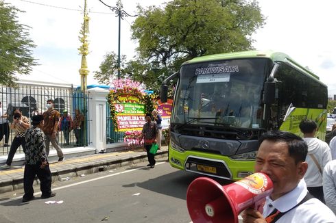 Tasyakuran Pernikahan Kaesang-Erina, Tamu Undangan Berdatangan ke Pura Mangkunegaran Pakai Shuttle Bus