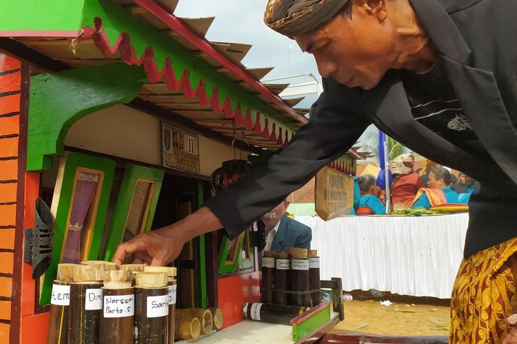 Bumbung (potongan bambu) yang digunakan untuk menyimpan uang tabungan dikumpulkan di jolen (rumah-rumahan) pada acara bobok bumbung di Desa Pesanggrahan, Kecamatan Kroya, Kabupaten Cilacap, Jawa Tengah, Senin (24/2/2020).