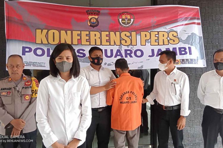 Kasat Reskrim Polres Muarojambi saat melakukan konferensi pers penetapan pimpinan pondok pesantren sebagai tersangka kekerasan seksual