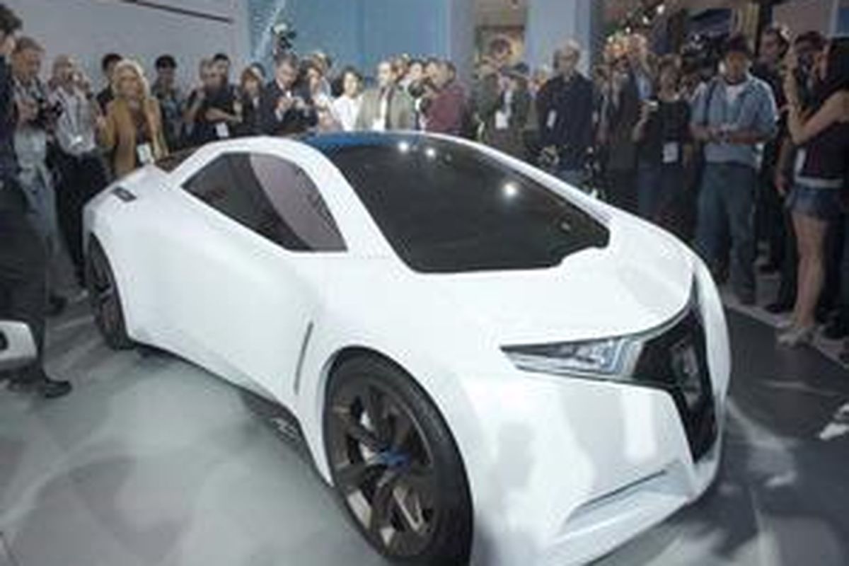 Honda FC Sport Hidrogen diperkenalkan kepada wartawan di Los Angeles Auto Show 
