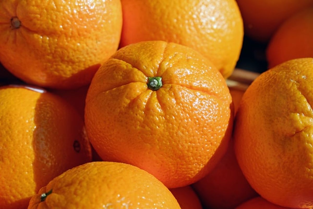 Jeruk baik sebagai buah untuk diet. Menurut Departemen Pertanian AS (USDA), satu porsi jeruk ukuran sedang menyediakan sekitar 3,14 serat. Ini sama dengan 11 persen dari total kebutuhan asupan serat harian.
