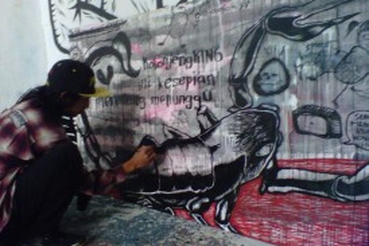 Salah satu anggota komunitas Street Art Magelang sedang menunjukkan karyanya, yang hendak dipamerkan Sabtu 29 Juni 2013 mendatang, di Rumahkoe Art Coffee Kota Magelang.